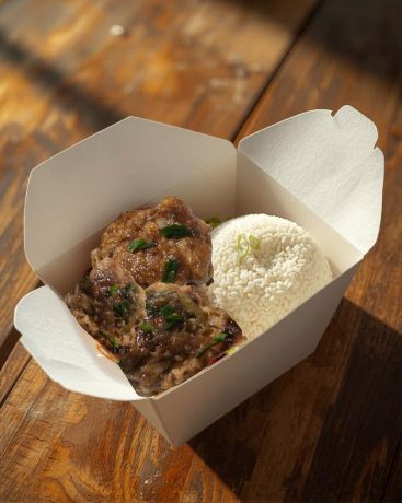 Sweet and spicy chicken rice meal 